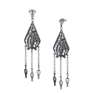 עגילים ארוכים עם מוטיבים בוטניים ותליונים עדינים בעבודת יד