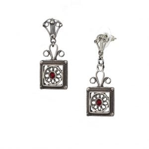 עגילי כסף מרובעים מעוטרים בפרח ומשובצים אבן חן