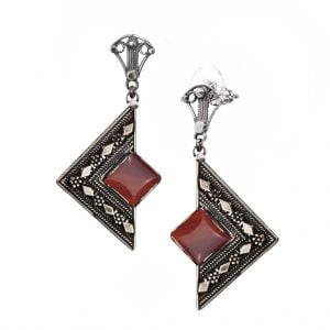 עגילי כסף גאומטריים משובצים אבן חן ומעוטרים בפיליגרן תימני