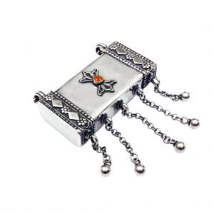 תליון קופסת קמע מסורתי תימני מעוטר בעבודת פיליגרן ובאבן חן