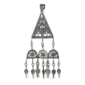 תליון פיליגרן בעיצוב תימני מסורתי בצורת משולש עם אלמנטים נתלים