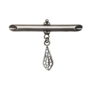 סיכת נוי כסף טהור בעיצוב מינימליסטי עם עלה פיליגרן תלוי בעבודת יד