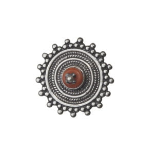 סיכה לבגד בצורת שמש מעוטרת בעיטורי פיליגרן ומשובצת אבן קורל